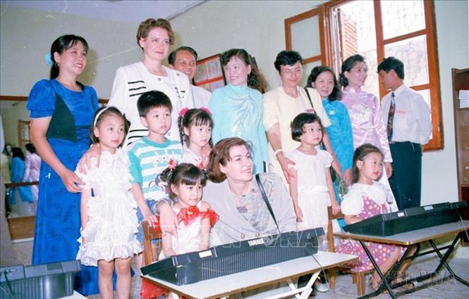 Phu nhân Thủ tướng Bulgaria Jean Videnov (người ngồi) tới thăm Trường mầm non Việt Nam - Bulgari trong chuyến thăm Việt Nam (Hà Nội, 1996). Ảnh: Minh Điền - TTXVN