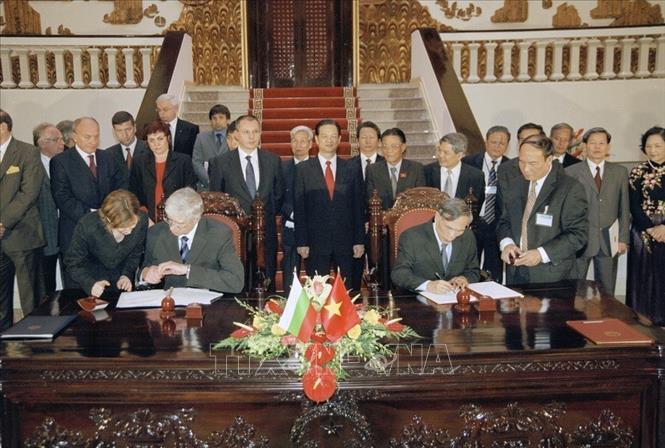 Thủ tướng Nguyễn Tấn Dũng và Thủ tướng Bulgaria Sergey Dmitrievich Stanishev chứng kiến lễ ký kết các văn bản hợp tác giữa hai nước (23/11/2006). Ảnh: Nhan Sáng - TTXVN