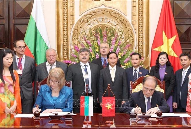 Chủ tịch Quốc hội Nguyễn Sinh Hùng và Chủ tịch Quốc hội Bulgaria Testska Tsacheva ký Thỏa thuận hợp tác giữa Quốc hội hai nước (16/4/2012). Ảnh: Nhan Sáng-TTXVN