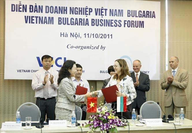 Ký kết thỏa thuận hợp tác giữa Phòng Thương mại và Công nghiệp Việt Nam (VCCI) với Cục Phát triển Doanh nghiệp nhỏ và vừa của Bulgaria (Hà Nội, 11/10/2011). Ảnh: Huy Hùng- TTXVN