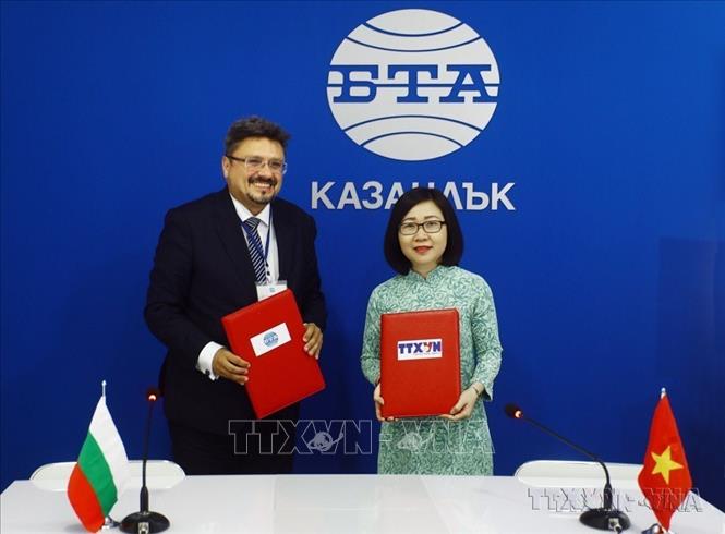 Phó Tổng Giám đốc TTXVN Đoàn Thị Tuyết Nhung và Tổng Giám đốc Hãng thông tấn Bulgaria (BTA) Kiril Valchev ký kết Thỏa thuận hợp tác trao đổi nghiệp vụ giữa hai hãng thông tấn (Sofia, 2023). Ảnh: Phương Hà - TTXVN
