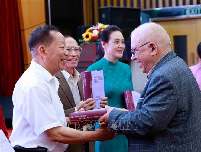 GS.TSKH. Stoyan Burov, Nguyên Phó hiệu trưởng Đại học Tổng hợp Veliko Tarnovo (Bulgaria) tặng cuốn Từ điển Bun - Việt được xuất bản lần thứ 2 cho các đại biểu tại chương trình Giao lưu hữu nghị 