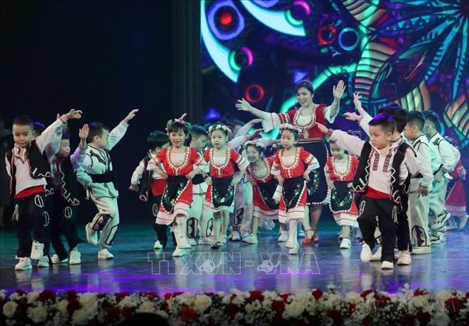 Thiếu nhi Việt Nam biểu diễn nghệ thuật truyền thống Bulgaria tại Lễ kỷ niệm 70 năm thiết lập quan hệ ngoại giao Việt Nam – Bulgaria (Hà Nội, 17/11/2020). Ảnh: Lâm Khánh - TTXVN