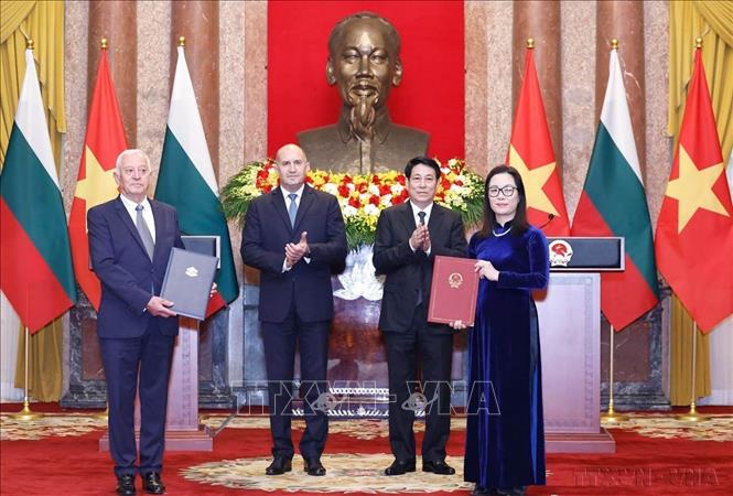 Chủ tịch nước Lương Cường và Tổng thống Bulgaria Rumen Radev chứng kiến lễ trao Bản ghi nhớ hợp tác giữa Liên đoàn Thương mại và Công nghiệp Việt Nam (VCCI) và Phòng Thương mại và Công nghiệp Bulgaria (BCCI), sáng 24/11/2024. Ảnh: Lâm Khánh-TTXVN