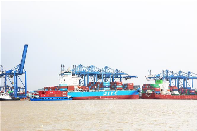 Large container ships dock at the Cat Lai port in Thu Duc city of Ho Chi Minh City. VNA Photo: Hồng Đạt