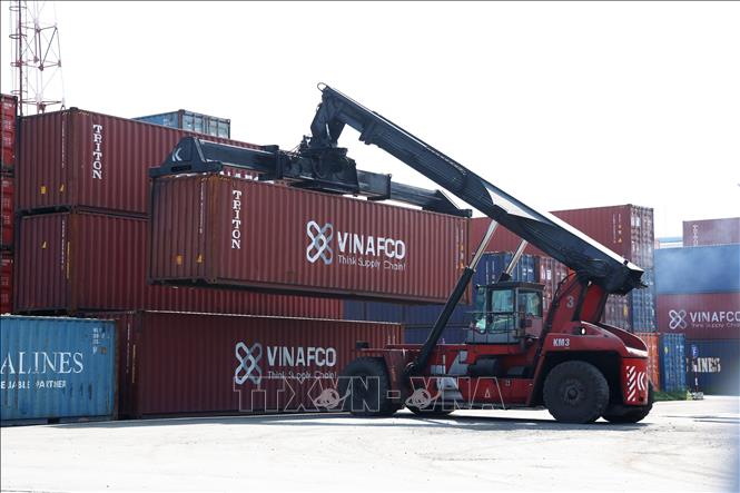 Loading cargo at the Tan Thuan port in Ho Chi Minh City. VNA Photo: Hồng Đạt