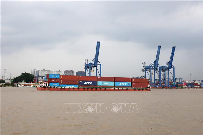 Loading cargo at the Cat Lai port in Ho Chi Minh City. VNA Photo: Hồng Đạt
