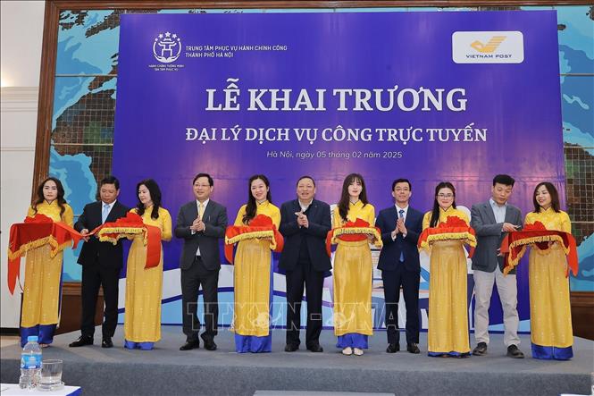 Đại biểu cắt băng khai trương Đại lý Dịch vụ công. Ảnh: Minh Quyết - TTXVN