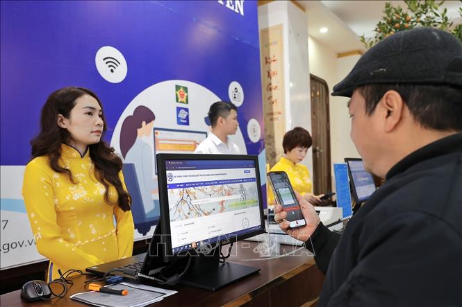 Người dân trải nghiệm đại lý dịch vụ công tại Bưu điện Trung tâm Hoàn Kiếm (Hà Nội). Ảnh: Minh Quyết – TTXVN