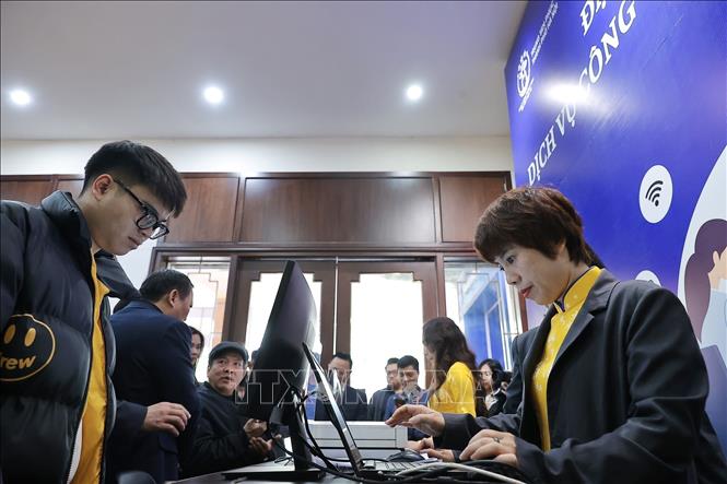 Hiện 100% nhân viên Bưu điện thành phố Hà Nội đã được tập huấn chuyên sâu về quy trình, nghiệp vụ nộp hồ sơ giải quyết thủ tục hành chính trực tuyến. Ảnh: Minh Quyết – TTXVN