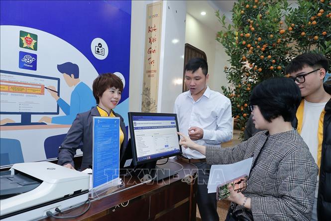 Đại lý Dịch vụ công trực tuyến đi vào hoạt động sẽ góp phần thúc đẩy chuyển đổi số, hướng tới xây dựng chính quyền số, nâng cao tỷ lệ hồ sơ thủ tục hành chính được thực hiện trực tuyến, hướng tới mục tiêu 80% người dân sử dụng dịch vụ công trực tuyến vào năm 2025. Ảnh: Minh Quyết – TTXVN