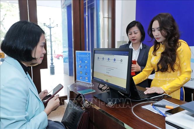 Trong trường hợp người dân không có phương tiện hoặc không thể tự thực hiện, nhân viên bưu điện sẽ hỗ trợ miễn phí thực hiện các dịch vụ công trực tuyến ngay tại điểm phục vụ. Ảnh: Minh Quyết – TTXVN