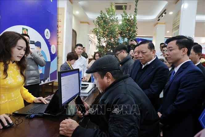 Trong trường hợp người dân không có phương tiện hoặc không thể tự thực hiện, nhân viên bưu điện sẽ hỗ trợ miễn phí thực hiện các dịch vụ công trực tuyến ngay tại điểm phục vụ. Ảnh: Minh Quyết – TTXVN