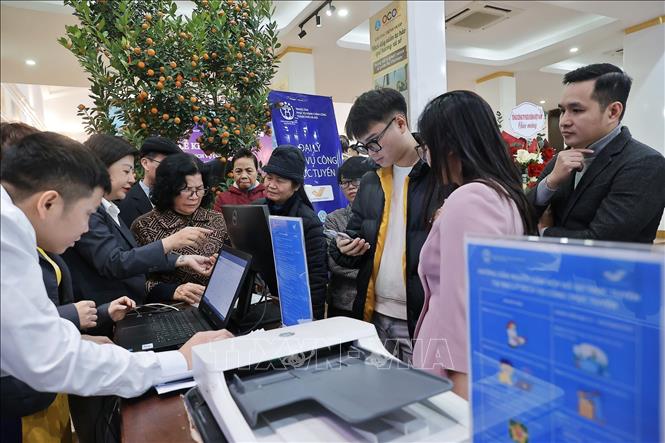 Người dân và doanh nghiệp có thể đến các bưu cục là đại lý dịch vụ công trực tuyến để nhân viên bưu điện hỗ trợ, tư vấn cách thức, quy trình, tra cứu hồ sơ, thanh toán online…Ảnh: Minh Quyết – TTXVN
