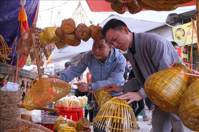 Farming tools are prominent at Vieng Market, symbolizing good fortune for the year ahead. VNA Photo: Công Luật