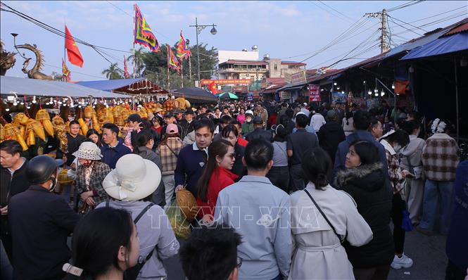 Vieng Market attracts thousands of visitors. VNA Photo: Công Luật