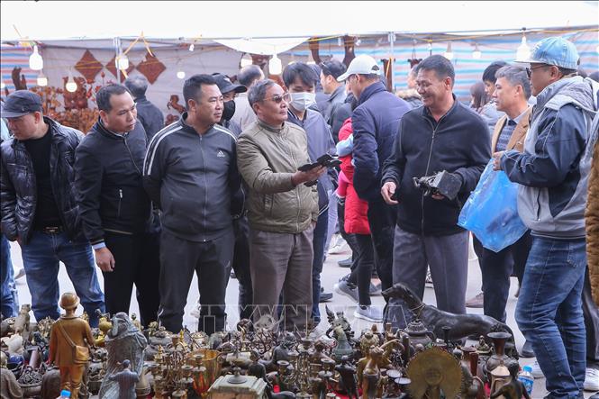 Shops of bronze items attract visitors. VNA Photo: Công Luật