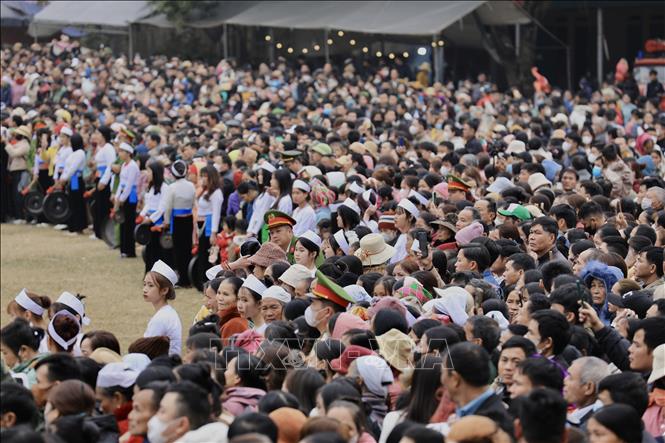 Rất đông người dân trong và ngoài tỉnh Hoà Bình tham dự lễ hội Khai Hạ. Ảnh: Trọng Đạt-TTXVN