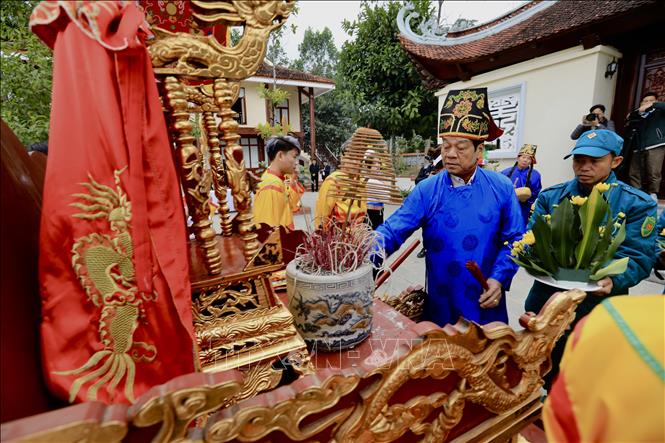 Thầy mo làm lễ trước khi rước kiệu ra không gian tổ chức lễ hội. Ảnh: Trọng Đạt-TTXVN