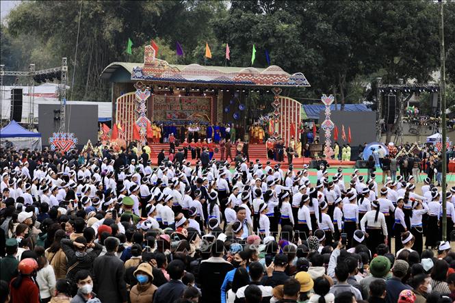 Rất đông người dân trong và ngoài tỉnh Hoà Bình tham dự lễ hội Khai Hạ. Ảnh: Trọng Đạt-TTXVN