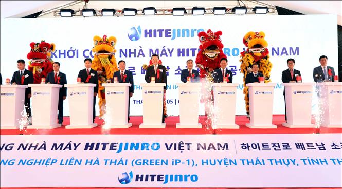 Các đại biểu thực hiện nghi thức khởi công nhà máy. Ảnh: Thế Duyệt – TTXVN