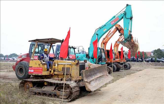 Máy móc phục vụ lễ khởi công. Ảnh: Thế Duyệt – TTXVN