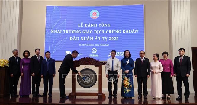 Thứ trưởng Bộ Tài chính Nguyễn Đức Chi đánh cồng khai phiên giao dịch chứng khoán đầu Xuân Ất Tỵ 2025. Ảnh: Hứa Chung-TTXVN