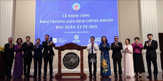 Lãnh đạo các cơ quan quản lý, vận hành thị trường chứng khoán và đại điện một số doanh nghiệp niêm yết đánh cồng khai trương giao dịch chứng khoán đầu Xuân Ất Tỵ năm 2025. Ảnh: Hứa Chung - TTXVN 
