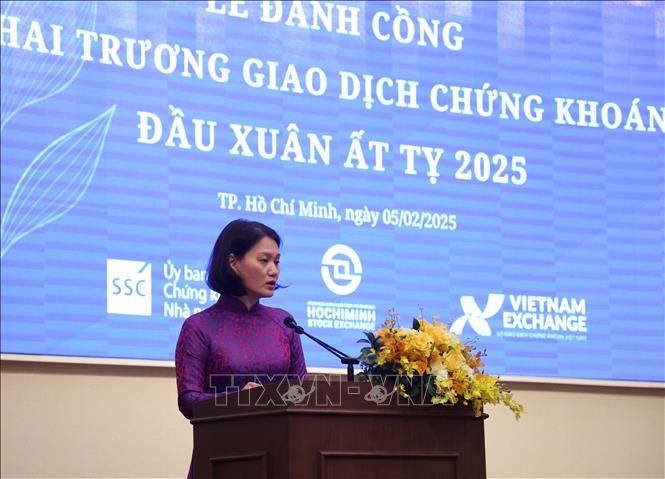Bà Nguyễn Thị Việt Hà, Quyền Chủ tịch HOSE phát biểu tại buổi lễ. Ảnh: Hứa Chung -TTXVN