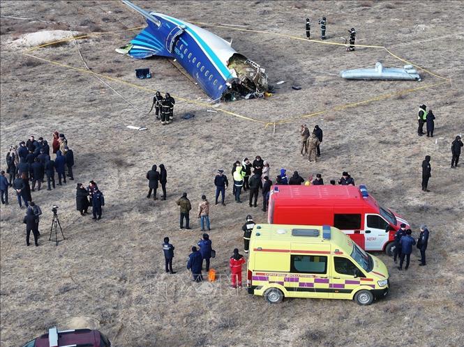 Hiện trường vụ rơi máy bay của hãng hàng không Azerbaijan Airlines gần thành phố Aktau, Kazakhstan ngày 25/12/2024. Ảnh: THX/TTXVN