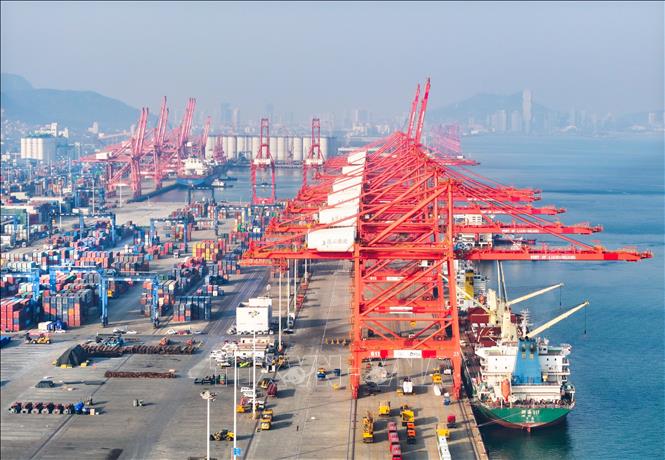 Container hàng hóa ở Liên Vân Cảng, tỉnh Sơn Đông, Trung Quốc ngày 13/1/2025. Ảnh: THX/TTXVN