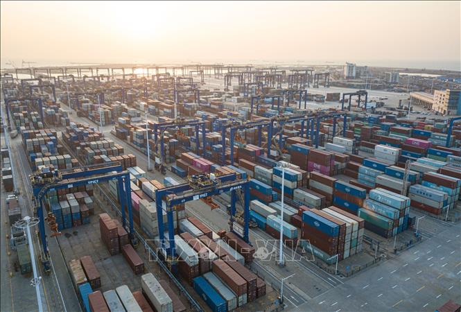 Cảng container quốc tế ở Đam Châu, tỉnh Hải Nam, Trung Quốc ngày 11/1/2025. Ảnh: THX/TTXVN