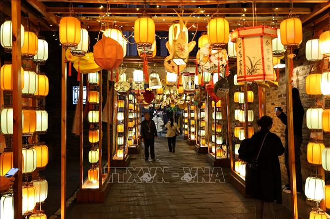 Cả khu phố được trang hoàng bằng nhiều loại hình đèn lồng khác nhau, tạo nên cảnh đêm lung linh. Ảnh: Quang Hưng - PV TTXVN tại Trung Quốc.