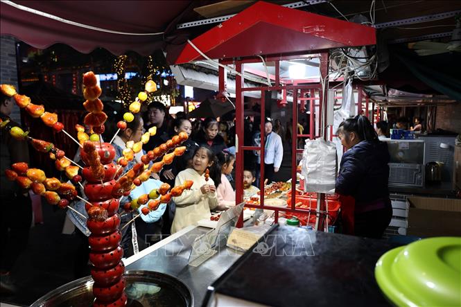 Kẹo đường hồ lô luôn là một lựa chọn của trẻ em. Ảnh: Quang Hưng - PV TTXVN tại Trung Quốc