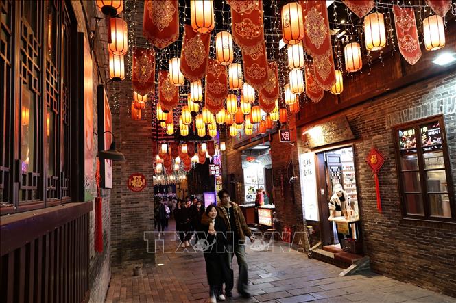 Cả khu phố được trang hoàng bằng nhiều loại hình đèn lồng khác nhau, tạo nên cảnh đêm lung linh. Ảnh: Quang Hưng - PV TTXVN tại Trung Quốc  