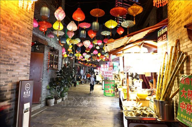 Cả khu phố được trang hoàng bằng nhiều loại hình đèn lồng khác nhau, tạo nên cảnh đêm lung linh. Ảnh: Quang Hưng - PV TTXVN tại Trung Quốc  