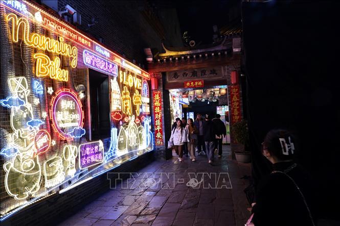 Hiệu ứng ánh sáng là một trong những điểm đặc biệt khi đến các khu phố đểm ở Trung quốc. Ảnh: Quang Hưng - PV TTXVN tại Trung Quốc  