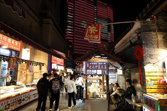 Khu phố luôn nhộn nhịp người qua lại. Ảnh: Quang Hưng - PV TTXVN tại Trung Quốc  