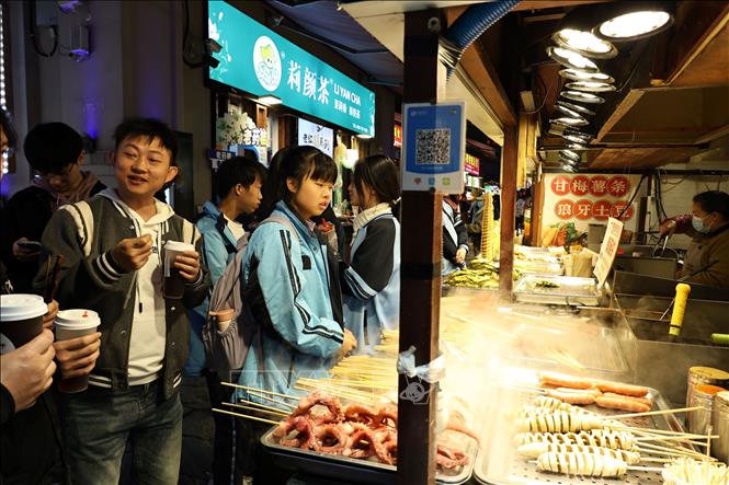 Khu phố đêm là địa điểm ưa thích của học sinh, sinh viên sau giờ học. Ảnh: Quang Hưng - PV TTXVN tại Trung Quốc  