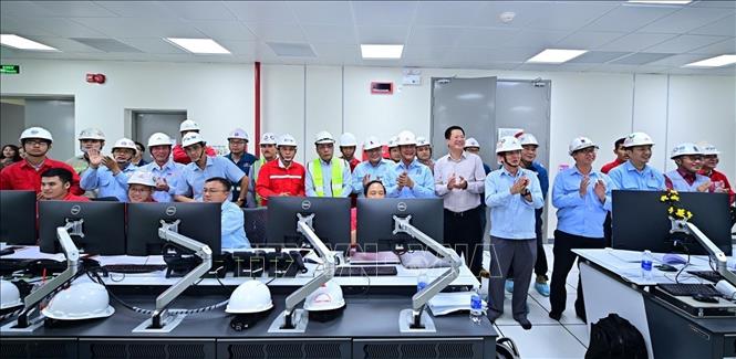 Lãnh đạo PV Power cùng các kỹ sư chính thức vận hành Nhà máy điện Nhơn Trạch 3 hòa lưới điện quốc gia. Ảnh: TTXVN phát