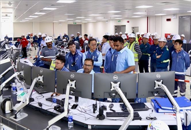 Lãnh đạo PV Power cùng các kỹ sư chính thức vận hành Nhà máy điện Nhơn Trạch 3 hòa lưới điện quốc gia. Ảnh: TTXVN phát