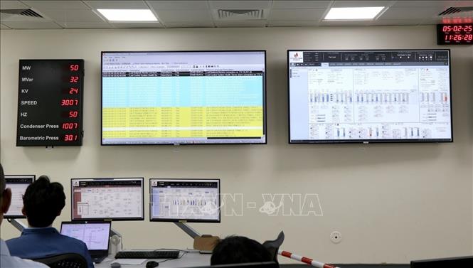 Các kỹ sư chính thức vận hành Nhà máy điện Nhơn Trạch 3 hòa lưới điện quốc gia. Ảnh: TTXVN phát