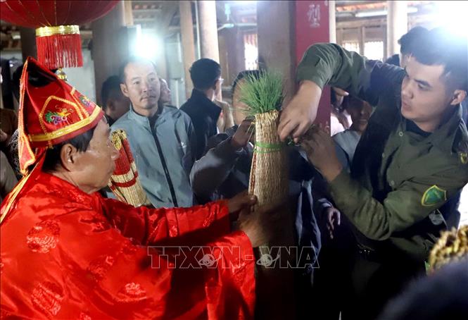 Các quan viên trùm lên người 