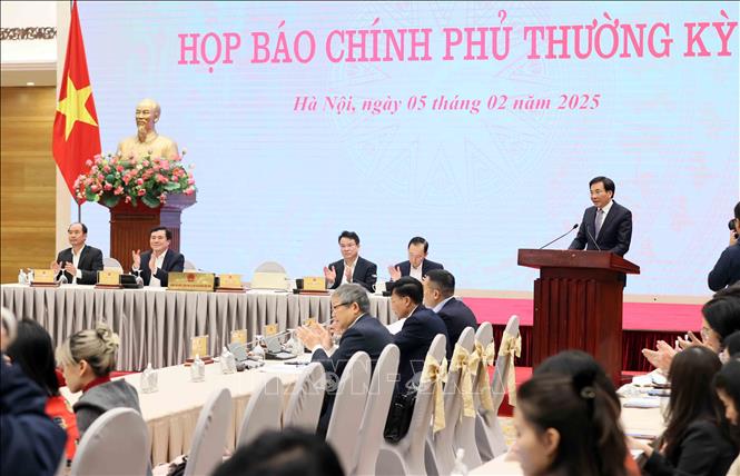 Bộ trưởng, Chủ nhiệm Văn phòng Chính phủ Trần Văn Sơn điều hành họp báo Chính phủ thường kỳ tháng 1 năm 2025. Ảnh: An Đăng - TTXVN