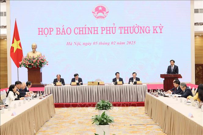 Bộ trưởng, Chủ nhiệm Văn phòng Chính phủ Trần Văn Sơn điều hành họp báo Chính phủ thường kỳ tháng 1 năm 2025. Ảnh: An Đăng - TTXVN