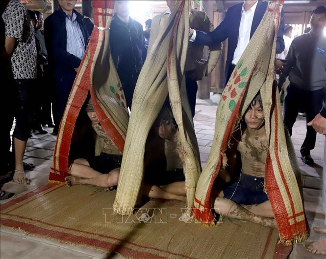 Ba chiếc chiếu được úp lên đầu “ông Bụt” khi làm lễ. Ảnh: Hoàng Hùng - TTXVN