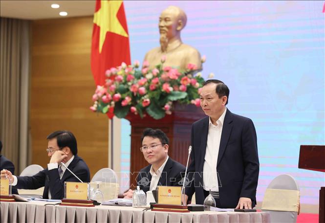Phó Thống đốc Ngân hàng Nhà nước Việt Nam Đào Minh Tú trả lời câu hỏi của phóng viên các cơ quan báo chí. Ảnh: An Đăng - TTXVN