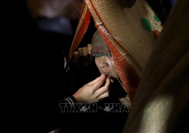 Các “Bụt” được bón xôi, trầu trước khi làm lễ. Ảnh: Hoàng Hùng - TTXVN