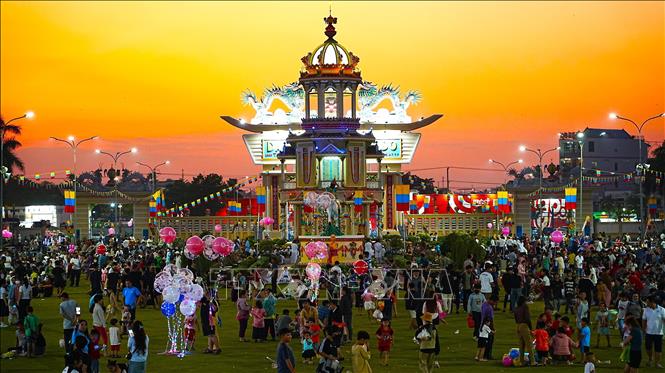 Du khách cùng hàng vạn người theo đạo Cao Đài tham dự Đại lễ Đức Chí Tôn năm Ất Tỵ 2025. Ảnh: Minh Phú – TTXVN