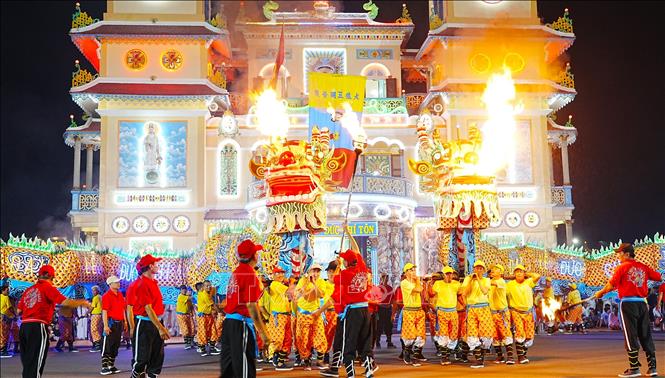 Cặp rồng nhang cùng lúc biểu diễn tại Đại lễ Đức Chí Tôn năm nay. Ảnh: Minh Phú – TTXVN